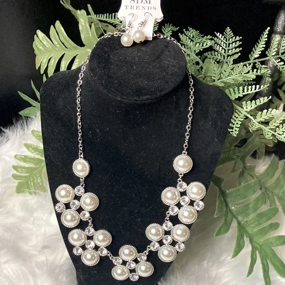 🌟NEW! Beautiful white silver necklace. Pearls and Bling! - Picture 1 of 2